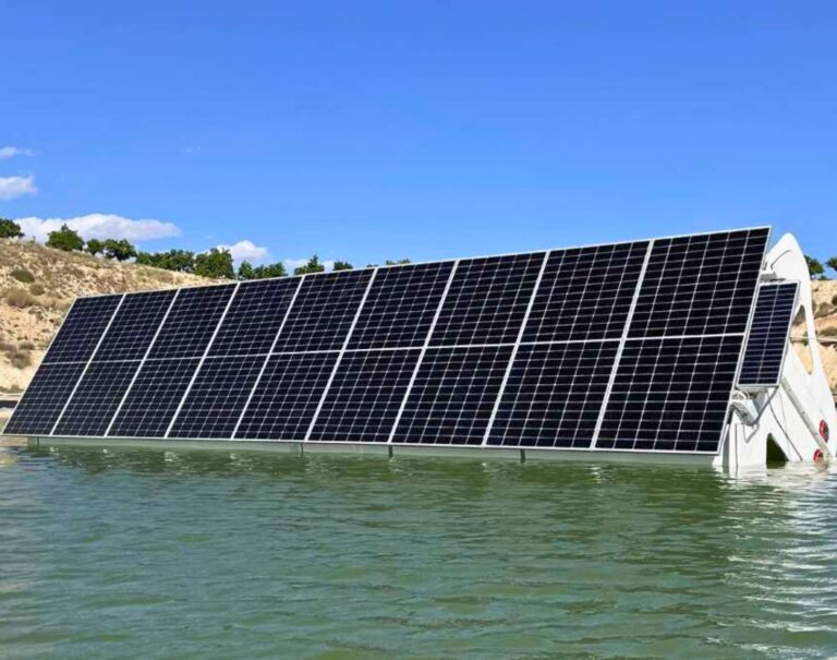 Un suiveur pour panneaux solaires flottants, est-ce bien utile ?