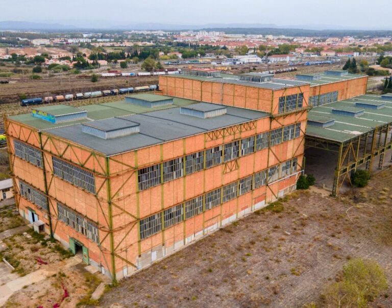 Ces bâtiments abandonnés sauvés par l’industrie photovoltaïque française