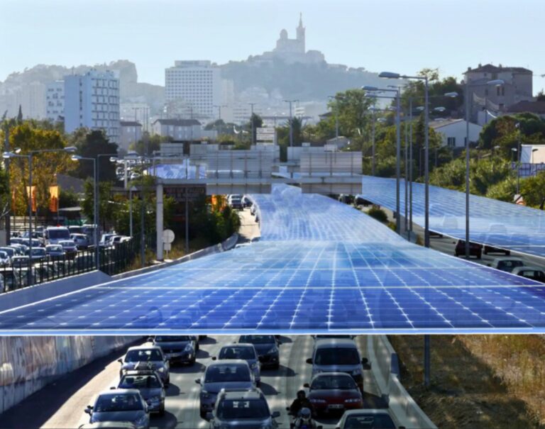 Couvrir les autoroutes de panneaux solaires a un avantage insoupçonné