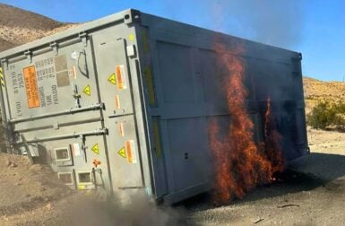 Un camion rempli de batteries au lithium se retourne et brûle pendant 48 heures