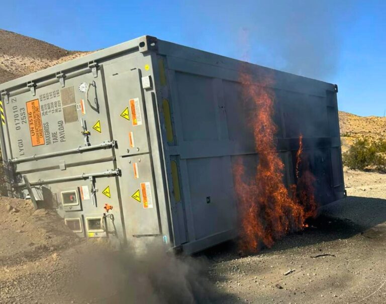 Un camion rempli de batteries au lithium se retourne et brûle pendant 48 heures