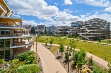 Voici le plus grand complexe de bureaux en bois d’Europe, mais est-il vraiment bas-carbone ?