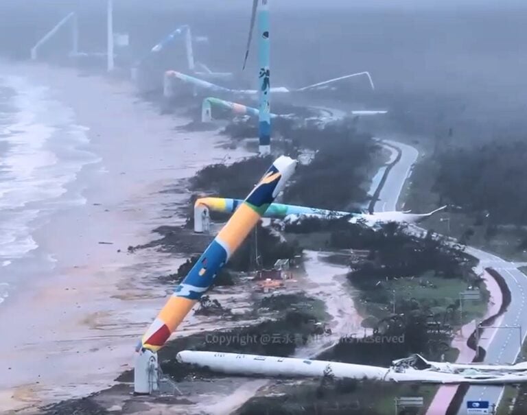 Ce parc éolien terrestre a été ravagé par un puissant cyclone (vidéo)