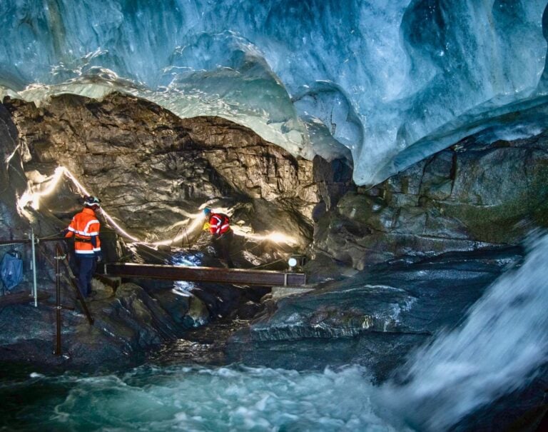 Cette centrale hydroélectrique sous la Mer de Glace est menacée par le réchauffement climatique