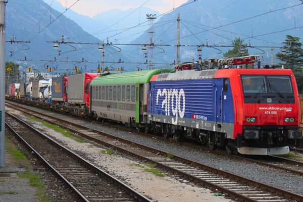 Les camions entiers sur des trains : c’est bientôt fini en Suisse
