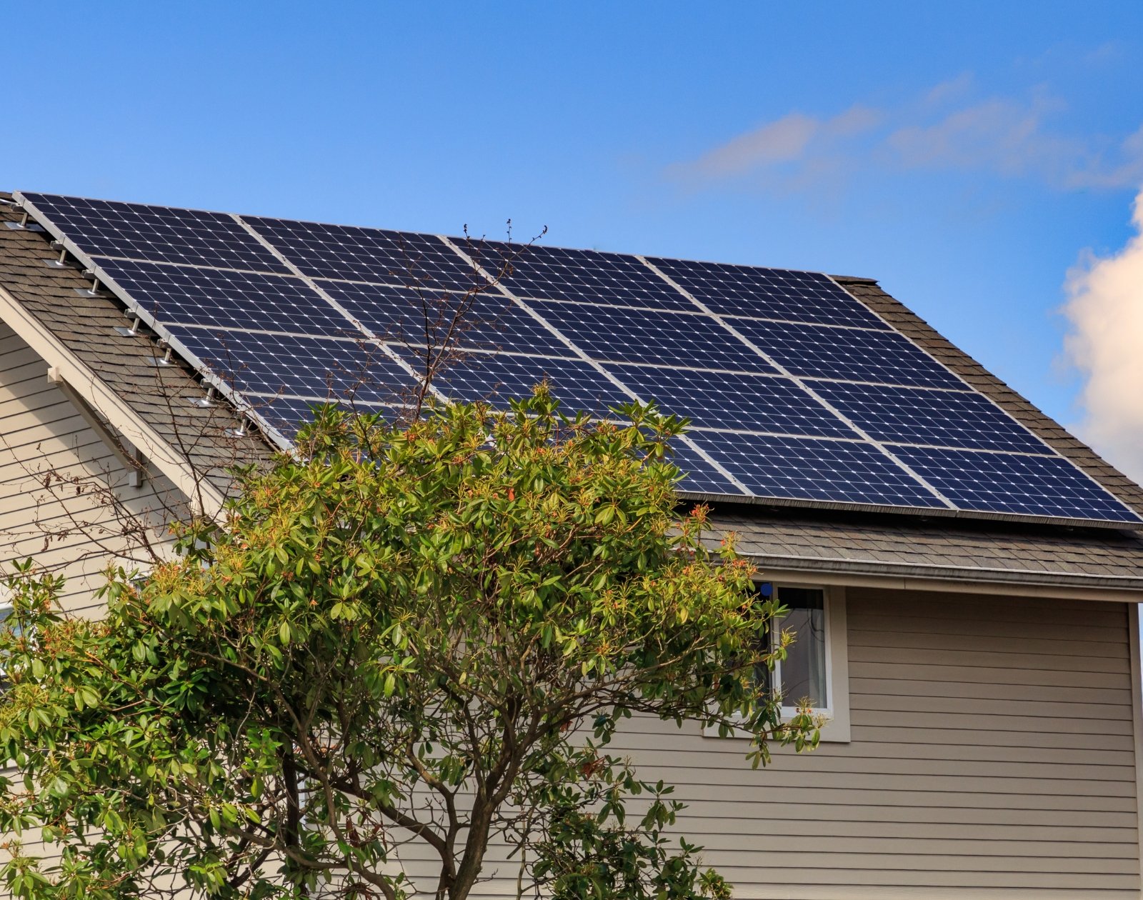 Panneaux solaires en toiture : l’État réduit encore les aides