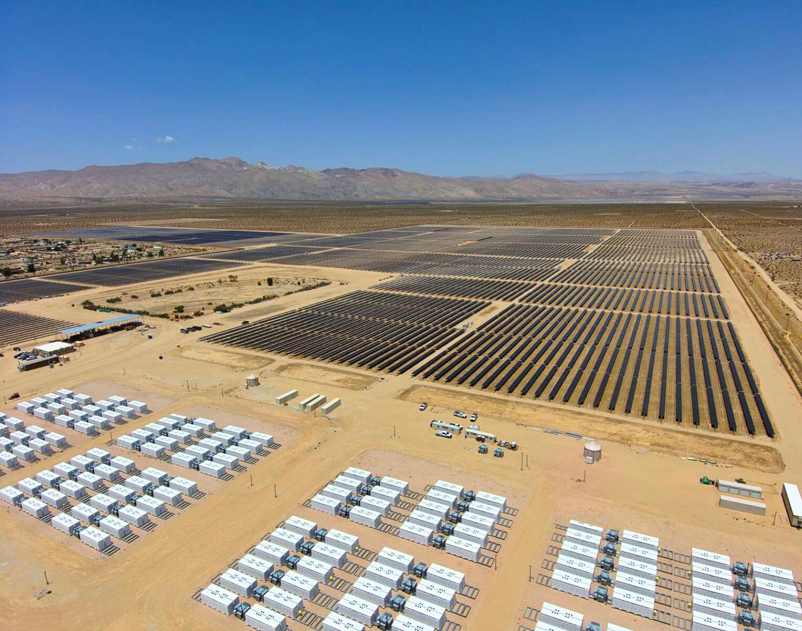 Une centrale hybride solaire avec batteries XXL mise en service en Californie