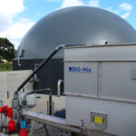 Le bac pour la ration quotidienne devant le méthaniseur