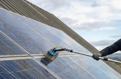 Entretien des panneaux solaires en toiture avec nettoyage à la brosse