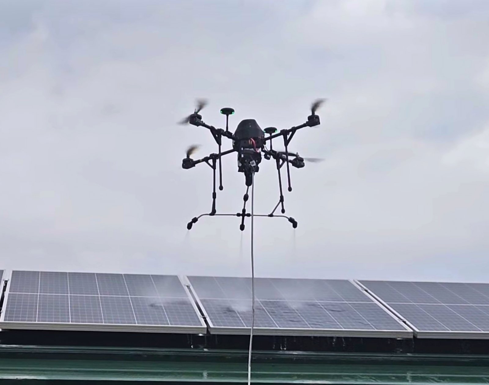Nettoyer les centrales solaires avec des drones, ce n’est plus une idée farfelue