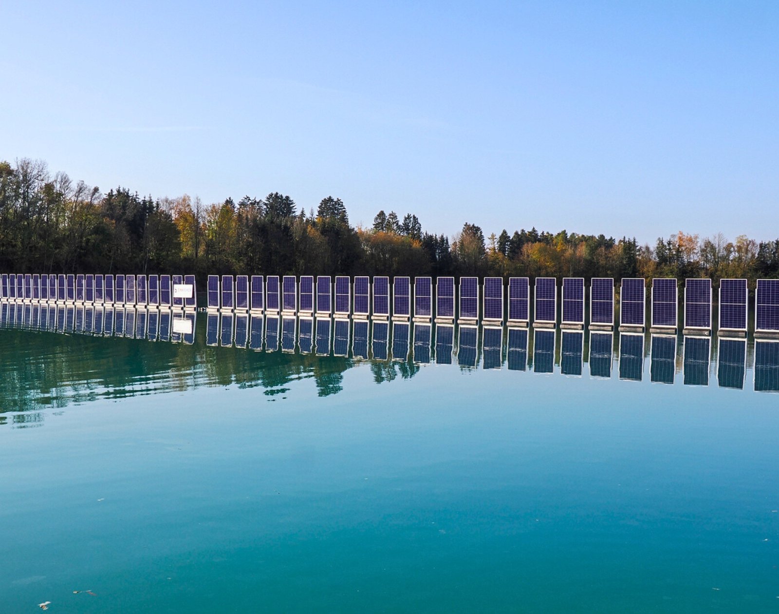 Étrange : cette centrale solaire flottante utilise des panneaux verticaux