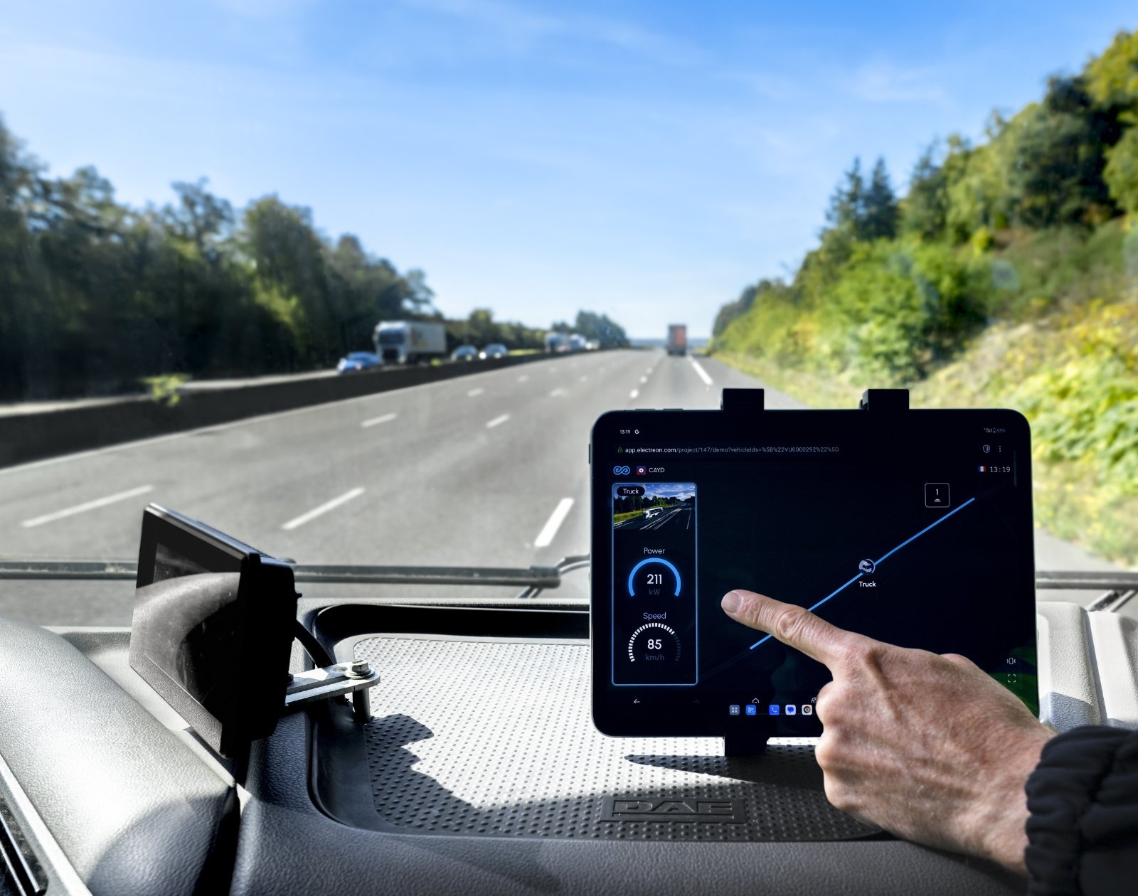 Voici la première autoroute électrique à induction au monde, et elle est française