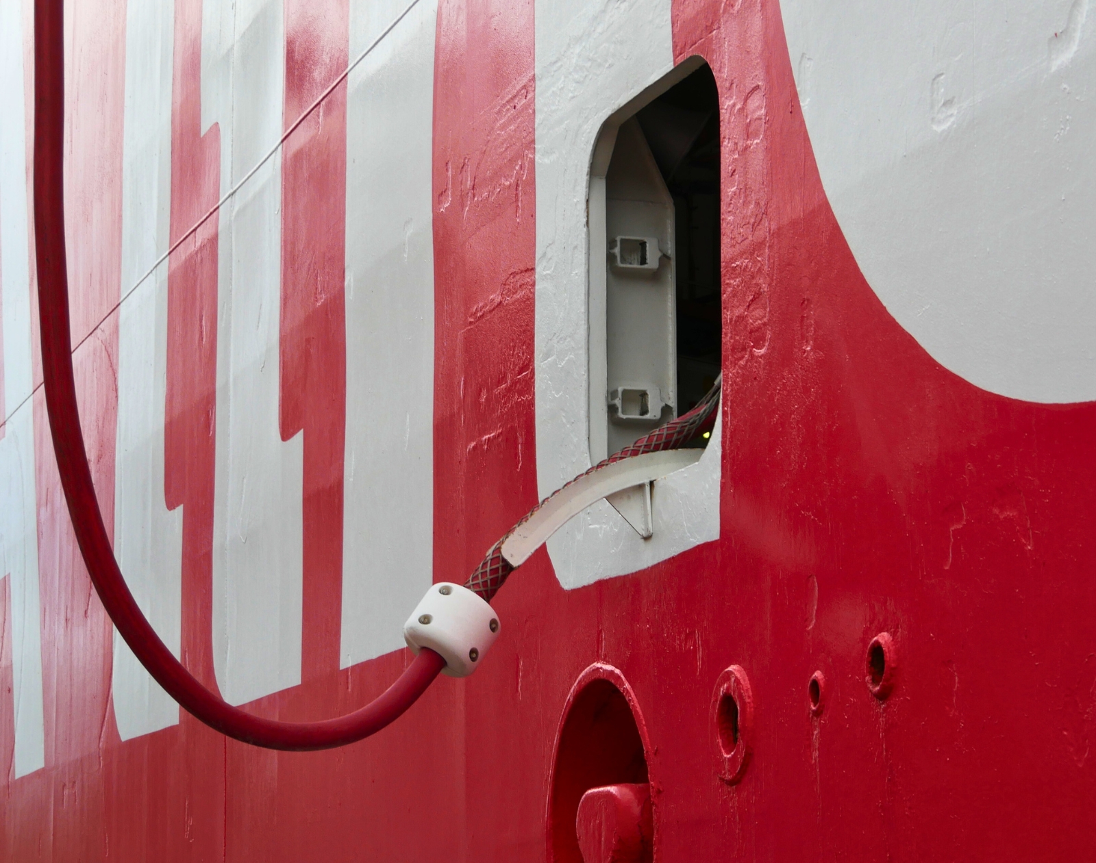 Câbles XXL, puissances délirantes : l’énorme défi du raccordement électrique des navires à quai