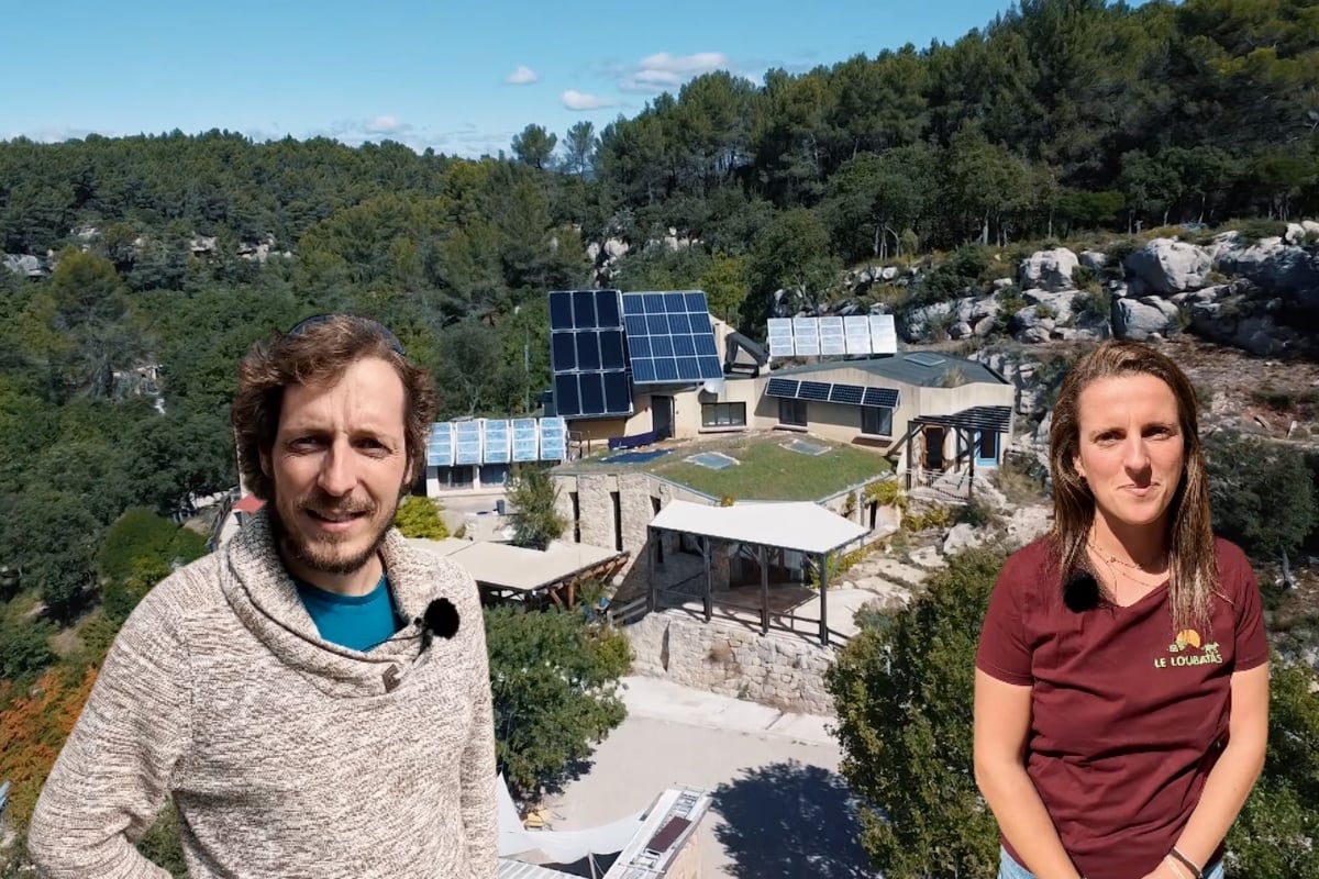 On visite un gîte de 35 lits déconnecté du réseau électrique et d&rsquo;eau potable