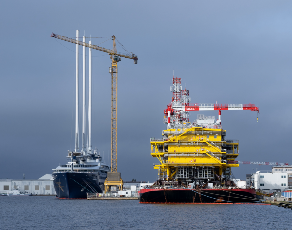 Le plus grand voilier au monde vient de quitter Saint-Nazaire